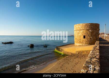 Torre de la Mata ist ein alter Wachturm am Strand, der ursprünglich im 14. Jahrhundert erbaut wurde. Stockfoto