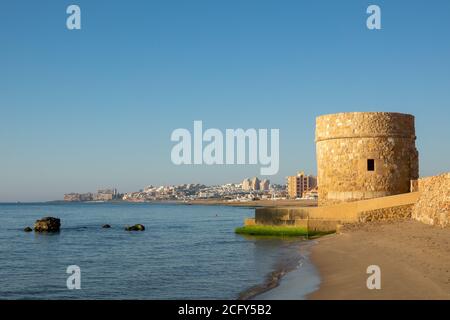 Torre de la Mata ist ein alter Wachturm am Strand, der ursprünglich im 14. Jahrhundert erbaut wurde. Stockfoto