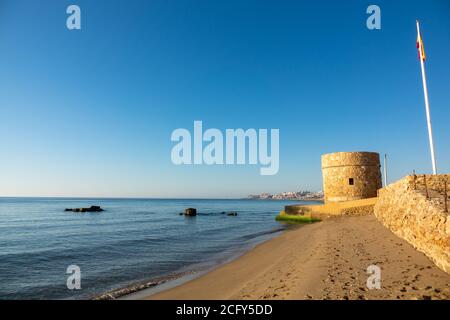 Torre de la Mata ist ein alter Wachturm am Strand, der ursprünglich im 14. Jahrhundert erbaut wurde. Stockfoto