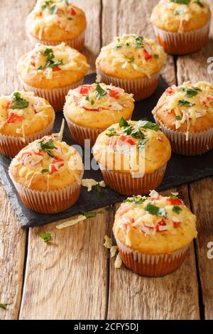 Frisch gebackene Mais-Muffins mit Krabbenfleisch, Kräutern und Käse aus nächster Nähe auf einem Schieferbrett auf dem Tisch. Vertikal Stockfoto