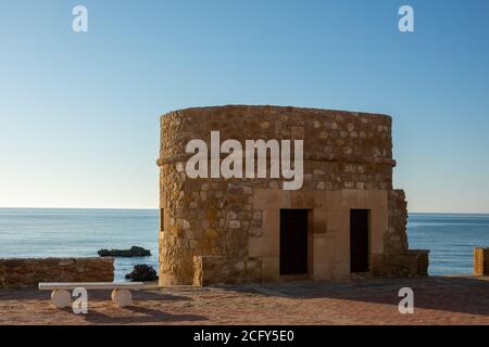 Torre de la Mata ist ein alter Wachturm am Strand, der ursprünglich im 14. Jahrhundert erbaut wurde. Stockfoto