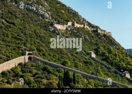 Festungsmauern in Ston, genannt 'Kroatische große Mauer'. Ston ist eine Siedlung und eine Gemeinde in der Gespanschaft Dubrovnik-Neretva in Kroatien, in t Stockfoto