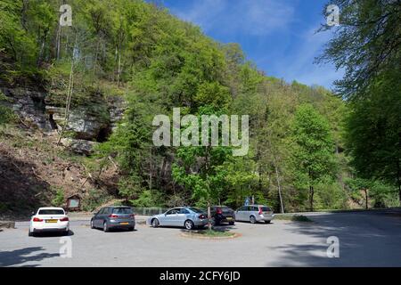 Europa, Luxemburg, Grevenmacher, Mullerthal, Parkplatz in der Nähe des Schiessentumpel Wasserfalls Stockfoto