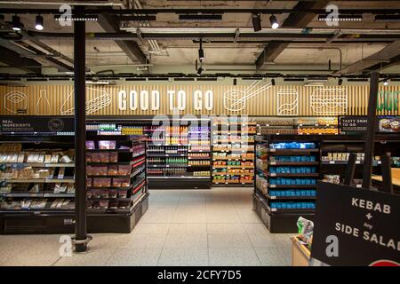 Marks and Spencer Store Interior an der St Johns Rd in Battersea, London, Großbritannien Stockfoto