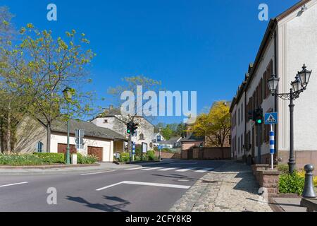 Europa, Luxemburg, Colmar-Berg, Rue de Mertzig in der Nähe des Hintereingangs zum Schloss Berg Stockfoto