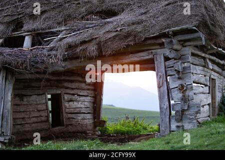 Alte Holzhütte im Sommer Sonnenuntergang in Siebenbürgischen Bergen. Stockfoto