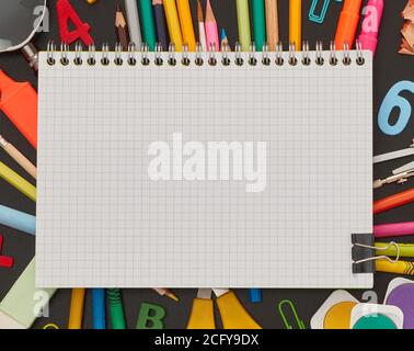 Notebook und mehrfarbige Schulbedarf Stockfoto