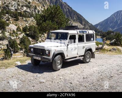 ESPOT, SPANIEN-5. SEPTEMBER 2020: Land Rover Defender 110 Kombi steht auf einer Bergstraße Stockfoto