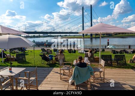 Stadtstrand an der Rheinkniebrücke, Brücke, am Rhein, Rheinpromenade entlang der Altstadt, Düsseldorf, NRW, Deutschland, Stockfoto