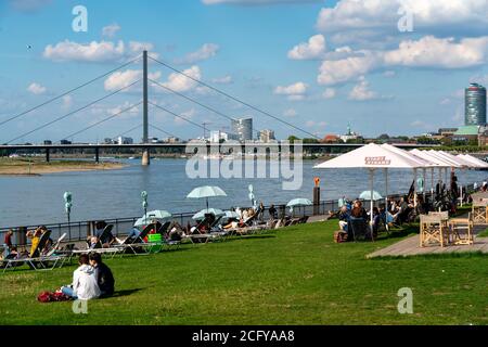 Stadtstrand, im Hintergrund die Oberkassler Brücke, am Rhein, Rheinpromenade entlang der Altstadt, Düsseldorf, NRW, Deutschland, Stockfoto