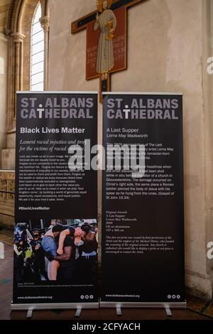 St Albans Cathedral installiert Gemälde des letzten Abendmahls mit einem schwarzen Jesus. Das 9ft Kunstwerk mit dem Titel A Last Supper nimmt als Unterstützung der Black Lives Matter Bewegung einen Ehrenplatz auf dem Altar ein. Es wurde von der Künstlerin Lorna May Wadsworth gemalt mit: Atmosphäre wo: London, Großbritannien Wann: 08 Aug 2020 Kredit: Phil Lewis/WENN Stockfoto