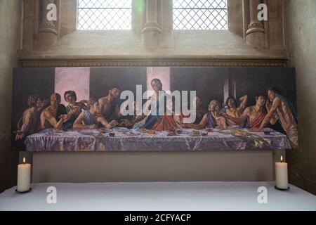 St Albans Cathedral installiert Gemälde des letzten Abendmahls mit einem schwarzen Jesus. Das 9ft Kunstwerk mit dem Titel A Last Supper nimmt als Unterstützung der Black Lives Matter Bewegung einen Ehrenplatz auf dem Altar ein. Es wurde von der Künstlerin Lorna May Wadsworth gemalt mit: Atmosphäre wo: London, Großbritannien Wann: 08 Aug 2020 Kredit: Phil Lewis/WENN Stockfoto