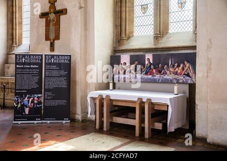 St Albans Cathedral installiert Gemälde des letzten Abendmahls mit einem schwarzen Jesus. Das 9ft Kunstwerk mit dem Titel A Last Supper nimmt als Unterstützung der Black Lives Matter Bewegung einen Ehrenplatz auf dem Altar ein. Es wurde von der Künstlerin Lorna May Wadsworth gemalt mit: Atmosphäre wo: London, Großbritannien Wann: 08 Aug 2020 Kredit: Phil Lewis/WENN Stockfoto