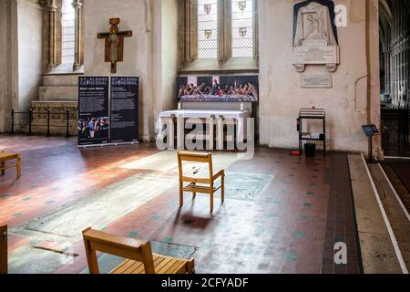 St Albans Cathedral installiert Gemälde des letzten Abendmahls mit einem schwarzen Jesus. Das 9ft Kunstwerk mit dem Titel A Last Supper nimmt als Unterstützung der Black Lives Matter Bewegung einen Ehrenplatz auf dem Altar ein. Es wurde von der Künstlerin Lorna May Wadsworth gemalt mit: Atmosphäre wo: London, Großbritannien Wann: 08 Aug 2020 Kredit: Phil Lewis/WENN Stockfoto