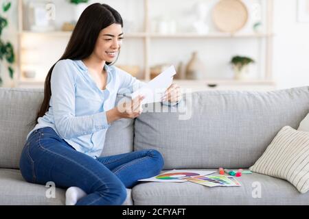 Asiatische Mädchen mit Farbmuster, die Wahl Farbpalette für flache Renovierung Stockfoto