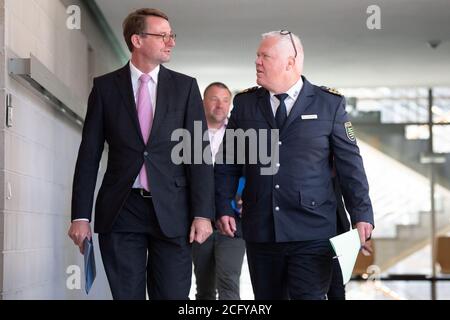 Dresden, Deutschland. September 2020. Roland Wöller (CDU, l), Innenminister Sachsens, und Horst Kretzschmar, Staatspolizeipräsident, nehmen an einer Pressekonferenz im Innenministerium Teil. Anlass sind die Unruhen und die Aktion in Leipzig. Quelle: Sebastian Kahnert/dpa-Zentralbild/dpa/Alamy Live News Stockfoto
