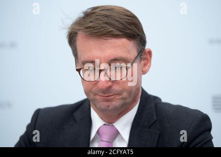 Dresden, Deutschland. September 2020. Der sächsische Innenminister Roland Wöller (CDU) nimmt an einer Pressekonferenz im Innenministerium Teil. Anlass sind die Unruhen und die Aktion in Leipzig. Quelle: Sebastian Kahnert/dpa-Zentralbild/dpa/Alamy Live News Stockfoto