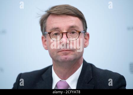 Dresden, Deutschland. September 2020. Der sächsische Innenminister Roland Wöller (CDU) nimmt an einer Pressekonferenz im Innenministerium Teil. Anlass sind die Unruhen und die Aktion in Leipzig. Quelle: Sebastian Kahnert/dpa-Zentralbild/dpa/Alamy Live News Stockfoto