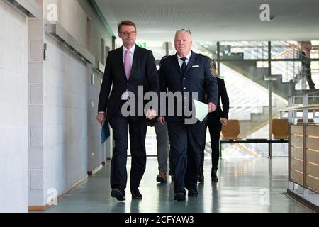 Dresden, Deutschland. September 2020. Roland Wöller (CDU, l), Innenminister Sachsens, und Horst Kretzschmar, Staatspolizeipräsident, nehmen an einer Pressekonferenz im Innenministerium Teil. Anlass sind die Unruhen und die Aktion in Leipzig. Quelle: Sebastian Kahnert/dpa-Zentralbild/dpa/Alamy Live News Stockfoto