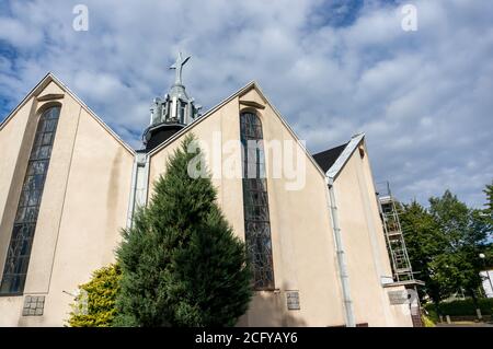 POZNAN, POLEN - 31. Aug 2020: Kirchengebäude oben im Viertel Stare Zegrze. Stockfoto