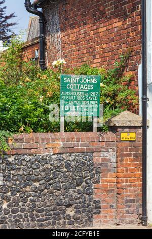 St John's Cottages Alms Häuser in der Altstadt von Sandwich, einem Cinque Port in Kent, Großbritannien, Stockfoto