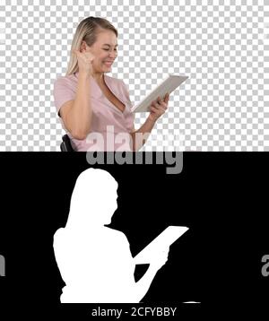 Frau sitzt, tablet pc und lächelnd, Alphakanal Stockfoto