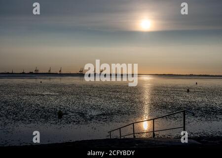 Blick auf das wattenmeer der Nordsee bei Ebbe bei Sonnenuntergang bei Tossen, deutschland Stockfoto