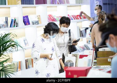 Peking, China. September 2020. Die Besucher lesen Bücher auf dem Ausstellungsgelände für kulturelle Dienstleistungen der China International Fair for Trade in Services (CIFTIS) 2020 in Peking, der Hauptstadt Chinas, 8. September 2020. Quelle: Xu Jinquan/Xinhua/Alamy Live News Stockfoto