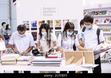 Peking, China. September 2020. Die Besucher lesen Bücher auf dem Ausstellungsgelände für kulturelle Dienstleistungen der China International Fair for Trade in Services (CIFTIS) 2020 in Peking, der Hauptstadt Chinas, 8. September 2020. Quelle: Xu Jinquan/Xinhua/Alamy Live News Stockfoto