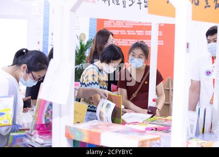 Peking, China. September 2020. Die Besucher lesen Bücher auf dem Ausstellungsgelände für kulturelle Dienstleistungen der China International Fair for Trade in Services (CIFTIS) 2020 in Peking, der Hauptstadt Chinas, 8. September 2020. Quelle: Xu Jinquan/Xinhua/Alamy Live News Stockfoto