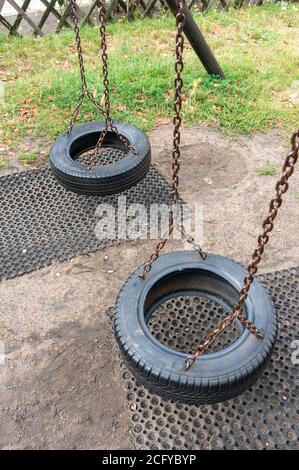 POSEN, POLEN - 31. Aug 2020: Reifenschaukel auf Ketten auf einem Spielplatz im Stadtteil Stare Zegrze Stockfoto