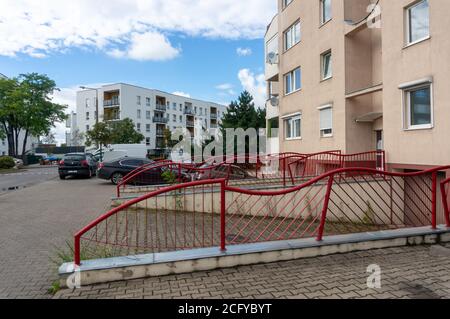 POZNAN, POLEN - 31. Aug 2020: Stare Zegrze Straße mit vielen Wohnhäusern Stockfoto