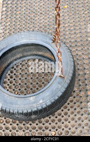 POSEN, POLEN - 31. Aug 2020: Reifenschaukel auf Ketten auf einem Spielplatz im Stadtteil Stare Zegrze Stockfoto