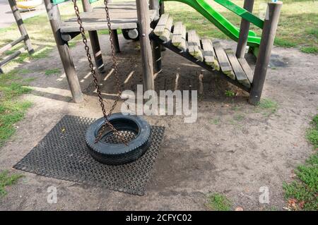 POSEN, POLEN - 31. Aug 2020: Reifenschaukel auf Ketten auf einem Spielplatz im Stadtteil Stare Zegrze Stockfoto