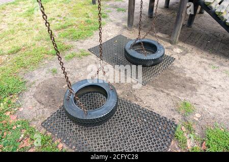 POSEN, POLEN - 31. Aug 2020: Reifenschaukel auf Ketten auf einem Spielplatz im Stadtteil Stare Zegrze Stockfoto