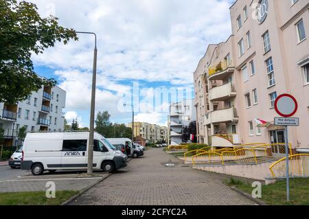 POZNAN, POLEN - 31. Aug 2020: Stare Zegrze Straße mit vielen Wohnhäusern Stockfoto