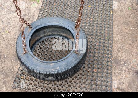 POSEN, POLEN - 31. Aug 2020: Reifenschaukel auf Ketten auf einem Spielplatz im Stadtteil Stare Zegrze Stockfoto