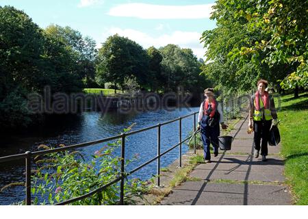 Edinburgh, Schottland, Großbritannien. September 2020. Das Wasser des Leith Conservation Trust ist seit März bei der ersten Bereinigung des Flusses im Leith Basin durch die Coronavirus-Sperre im Einsatz. Kredit: Craig Brown/Alamy Live Nachrichten Stockfoto