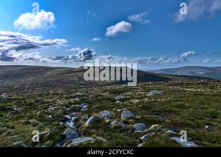 Blauer Himmel mit Wolken über Bergen. Panoramablick auf das Kraftwerk Turlough Hill, Glendalough, Co. Wicklow, Irland Stockfoto