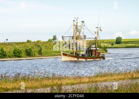 Fischerboote kehren von ihrer Tour nach bernersiel, Nordsee, deutschland zurück Stockfoto