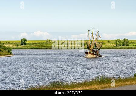 Fischerboote kehren von ihrer Tour nach bernersiel, Nordsee, deutschland zurück Stockfoto