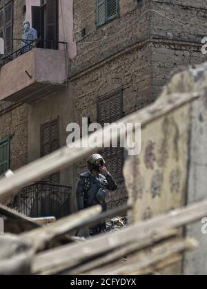 Kairo, Ägypten. September 2020. Ein Soldat der Egytischen Zentralen Sicherheitskräfte steht Wache vor den Trümmern der abgerissenen Gebäude in einem Slum, das Teil des Viertels Rod El Farag ist. Die Gebäude wurden wegen eines illegalen Status abgerissen, während die Bewohner evakuiert wurden und schließlich in 'EL Mahrousa 1' Wohngebäude umziehen werden, ein Wohnprojekt, das von der ägyptischen Regierung gebaut wurde, um Menschen mit niedrigem Einkommen unterzubringen. Kredit: Sayed Hassan/dpa/Alamy Live Nachrichten Stockfoto