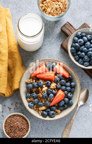 Frühstückschale mit Beeren und Haferhoniggranola, Draufsicht. Konzept der sauberen Ernährung, Ernährung, nachhaltige Lebensweise Stockfoto