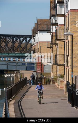 Riverside Apartments am Fluss Nene in der Domstadt Peterborough, Cambridgeshire, England. Stockfoto