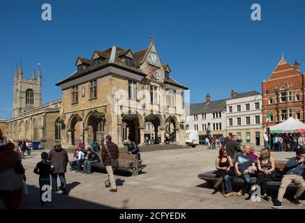 Peterborough Guildhall und ein italienischer Markt am Cathedral Square, Peterborough, Cambridgeshire, England. Stockfoto