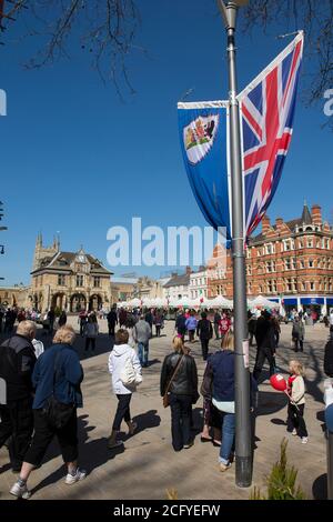 Peterborough Guildhall und ein italienischer Markt am Cathedral Square, Peterborough, Cambridgeshire, England. Stockfoto