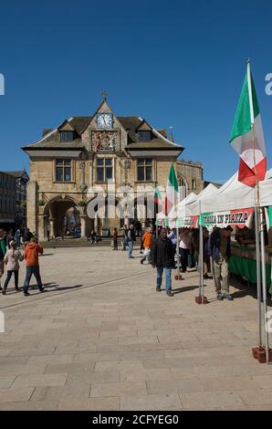 Peterborough Guildhall und ein italienischer Markt am Cathedral Square, Peterborough, Cambridgeshire, England. Stockfoto