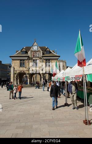 Peterborough Guildhall und ein italienischer Markt am Cathedral Square, Peterborough, Cambridgeshire, England. Stockfoto