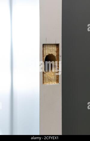 Rand der weißen Tür mit einem Loch für das Schloss Stockfoto