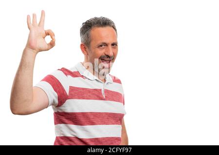 Weiß Erwachsene Mann Modell lächelnd macht freundlich fröhlich Ausdruck zeigen Okay Geste, während das Tragen lässiger Sommer-Outfit mit leeren Copyspace Für erw Stockfoto